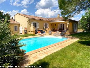 vakantiehuis in Frankrijk te huur: Flexibel te boeken, gezellig nieuw huis met privé zwembad voor 6 personen in het centrum van Cotignac. 