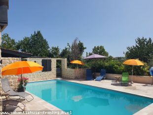 Vakantiehuis: Grote vrijstaande vakantiewoning met zwembad voor maximaal 6 personen midden in een natuurgebied, grenzend aan een privé meer te huur in Lot (Frankrijk)