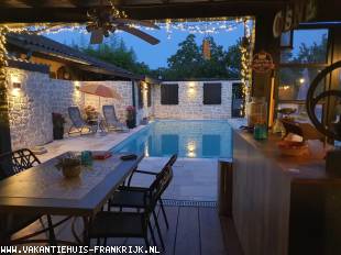Vakantiehuis: Grote vrijstaande vakantiewoning met zwembad voor maximaal 6 personen midden in een natuurgebied, grenzend aan een privé meer te huur in Lot (Frankrijk)