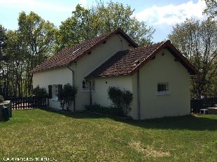 (Vakantie) woning: Luxe vrijstaande vakantievilla in rustige omgeving. Ruime tuin met hectare bos te huur in Allier (Frankrijk).
