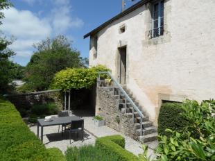 Vakantiehuis: Mooi gelegen, volledig ingericht huis voor 2 personen in het hart van de Bourgogne. Een ideale plek voor liefhebbers van rust, natuur en cultuur.