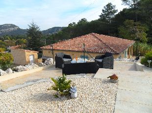 (Vakantie) woning: Charmante vakantiewoning met zwembad en zicht op Anduze. Goede uitvalsbasis om te wandelen, fietsen maar vooral; relaxen! Voor levensgenieters te huur in Gard (Frankrijk)