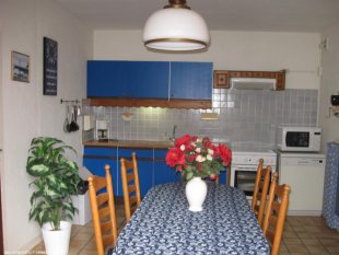 De keuken <br>Volledig ingerichte keuken, koelkast, magnetron, afwasmachine, gasoven