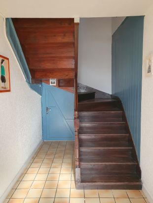 de hal met trap naar boven