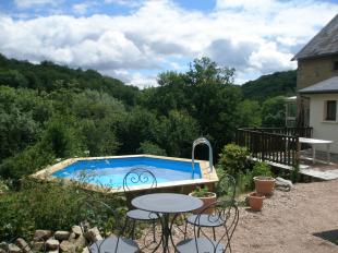 Vakantiehuis: SFEERVOLLE GITE MIDDEN IN FRAAIE NATUUR, MET ORIGINELE FINSE SAUNA EN DOMPELBAD. te huur in Puy de Dome (Frankrijk)