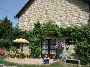 (Vakantie) woning: SFEERVOLLE GITE MIDDEN IN FRAAIE NATUUR, MET ORIGINELE FINSE SAUNA EN ZWEM- DOMPELBAD. te huur in Puy de Dome (Frankrijk).