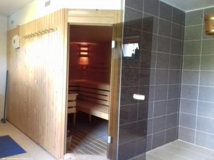 Ruime saunacabine en afkoelruimte