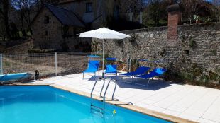 Zwembad met zonneterras