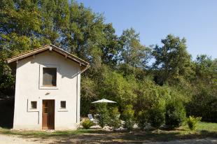 Vakantiehuis met zwembad: La Maisonnette, ruim vakantiehuis in een oase van rust, midden in de natuur. Veel uitgezette wandel- en fietswegen rondom. Veel bezienswaardigheden.