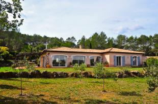 vakantiehuis in Frankrijk te huur: Gelijkvloerse kindervriendelijke moderne 10-persoons villa met omheind zwembad in Lorgues, Provence 