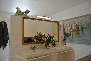 BADKAMER BENEDEN