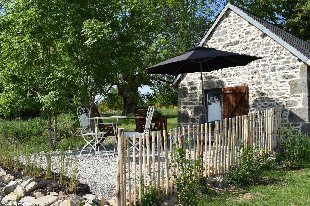 (Vakantie) woning: Romantisch kunstenaarshuisje geschikt voor 2 personen. Vrij gelegen en volop Privacy te huur in Puy de Dome (Frankrijk).