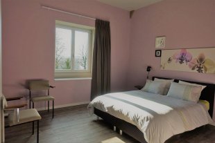 Slaapkamer 16 m2, boxspring 160x200 cm.