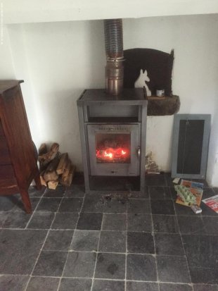 Brandende houtkachel