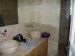 een badkamer, volledig in natuursteen 