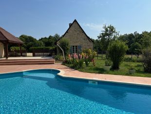 zijkant van de boerderij met een deel van de poolhouse