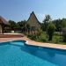 zijkant van de boerderij met een deel van de poolhouse <br>zijkant van de boerderij met een deel van de poolhouse