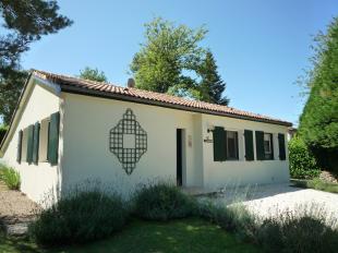 Vakantiehuis met zwembad: Village le Chat 208 Le Beau Coeur. Moderne 6 persoons bungalow met WIFI en tuin met veel privacy. Tegenover 18 holes golfbaan in Charente Dordogne