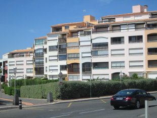 Het creme kleurige penthouse daarboven in het midden