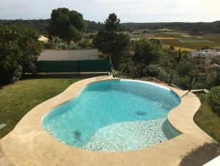 Vue de la piscine depuis la terrasse centrale