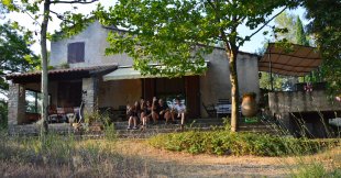 Juli 2019 <br>Lieve familie, blijde huurders naast het pan-gedekte terras met grote tafel en bank.