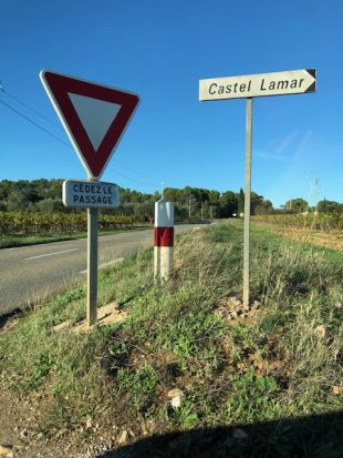 De voorrangsweg D22 met afslag Castal Lamar <br>Oppassen bij oprijden. Een recht stuk weg nodigt Fransen uit tot racen.