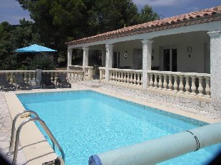 (Vakantie) woning: Deze mooi gelegen, van alle gemakken voorziene, goed verzorgde villa met prive zwembad en uitzicht maakt dat u een heerlijke vakantie zult beleven. te huur in Herault (Frankrijk).