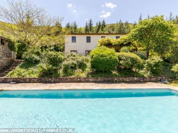 Mooie en comfortabele Zuid-Franse villa met groot zwembad en prachtzicht op het pittoreske Olargues