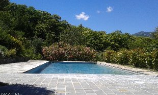 (Vakantie) woning: RUIME LICHTE MAS MET ADEMBENEMEND UITZICHT OVER HET GEKLASSEERDE DORPJE OLARGUES te huur in Herault (Frankrijk).