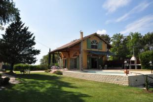 Vakantiehuis bij de golf: Logeren in een prachtig gerenoveerde hangar van treinstation. Hartje Provence. Privé zwembad.