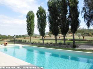 Logeren in een prachtig gerenoveerde hangar van treinstation. Hartje Provence. Privé zwembad.