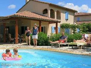 (Vakantie) woning: Vrijst. Villa met verwarmd prive zwembad met een unieke vrije ligging op schitterend rustig gelegen 4* villapark aan de rivier de Ardèche te huur in Ardeche (Frankrijk).
