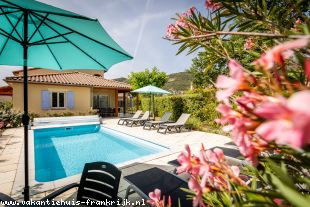 Vakantiehuis: Vrijst. villa (2 - 6 pers.) met verwarmd privé zwembad +airco op 4 slaapkamers, gelegen op luxe Villapark in Vallon Pont d'Arc (+ tennisbaan+Receptie) te huur in Ardeche (Frankrijk)