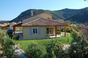 (Vakantie) woning: Vrijstaande villa (2-8 pers.) met airco op luxe 4 sterren Villapark in Vallon Pont d'Arc, met park zwembad,tennisbaan, Receptie te huur in Ardeche (Frankrijk)
