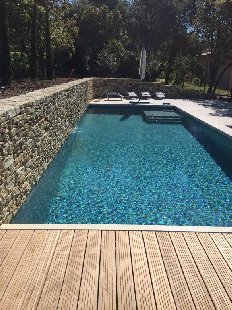 (Vakantie) woning: Vrijstaande luxe villa (2-6 pers.) met fraai verwarmd prive zwembad, airco, Wifi, tennisbaan op rustig Villapark met groot parkzwembad 20x8 m te huur in Vaucluse (Frankrijk)