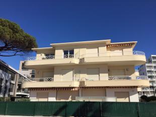 Vakantiehuis bij de golf: Nieuw driekamerappartement in knusse villa direct aan zee in het centrum.