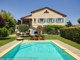 Huis voor grote groepen in Frankrijk te huur: Een ruim en rustig vakantiehuis met een grote tuin en zwembad. Uitzicht op de Cevennen, op de grens van Zuid-Ardèche, uitstekende locatie. 