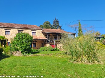 In de ongerepte Bouriane staat ons karaktervolle vakantiehuis. In de grote tuin met diverse terrassen en privé zwembad, geniet u van rust en privacy. - vakantiehuis in Lot