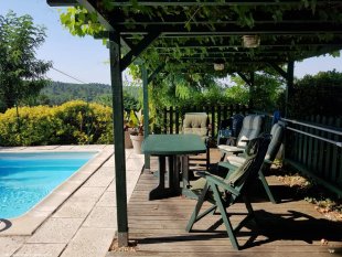 terras bij het zwembad