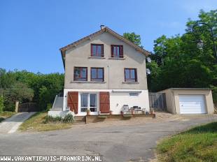 Vakantiehuis in een sfeervol en actieve omgeving  leefeetkeuken kamer 3 slaapkamers (7slaapplaatsen) 1 badkamer. U kunt wandelend naar de rivier toe.