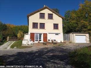 Vakantiehuis: Vakantiehuis in een sfeervol en actieve omgeving  leefeetkeuken kamer 3 slaapkamers (7slaapplaatsen) 1 badkamer. U kunt wandelend naar de rivier toe. te huur in Allier (Frankrijk)