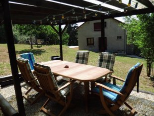 gezellig overdekt zitje met leuke verlichting en BBQ 