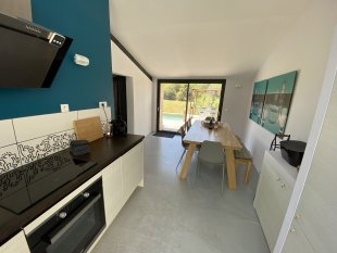 Eethoek met uitzicht op het zwembad en de olijfgaard woongedeelte 1