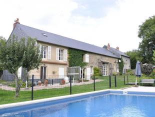 Vakantiehuis Bourgogne: Drie sterren vakantiehuis met grote tuin, gezamenlijke speelobjecten en groot zwembad, in rustige en glooiende omgeving van Parc de Morvan