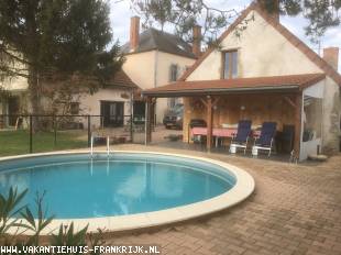 Vakantiehuis: Rustig sfeervol vrijstaand ruim familiehuis met privé- zwembad,overdekt terras, speelweide. Zeer geschikt voor grote(re)  gezinnen of vriendengroepen. te huur in Allier (Frankrijk)