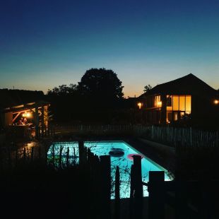 Een nieuw groot zwembad is in de tuin aangelegd