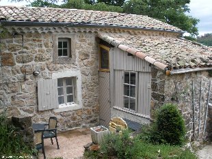 (Vakantie) woning: Vrijstaand vakantiehuis in uniek gehuchtje. Comfortabel en rustiek vakantiehuisje. Gelegen in te huur in Ardeche (Frankrijk).