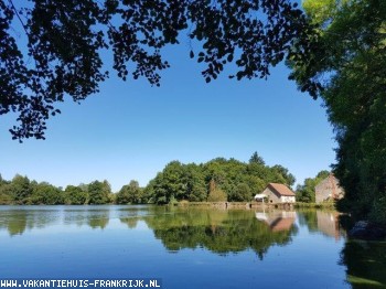 Grote vakantiewoning en watermolen. Aan een meer in de Creuse, midden in de natuur! Bijzonder geschikt voor familie- en groepsvakanties.