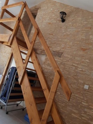 De inpandige trap naar boven.