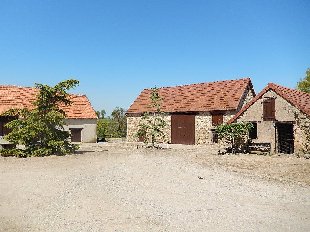 (Vakantie) woning: St Priest en Murat Ruim woonhuis met schitterende ligging, 3 grote schuren, eigen meer en 5.6 ha. te huur in Allier (Frankrijk)